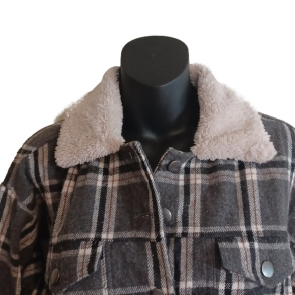 Mystree Shacket, size small,  perfect for school, camping! Great colors . - Picture 2 of 13